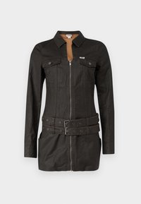 Svart jacka i tyg med dragkedja fram, krage, två bröstfickor, midjebälte med spännen och långa ärmar.