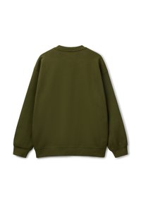 Sudadera verde oliva con cuello redondo, mangas largas y puños de canalé. Tejido suave con una textura lisa, diseño minimalista.