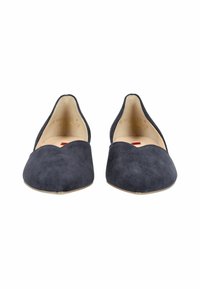 Námořnické modré semišové baleríny s špičatou špičkou a vlnitým designem. Hladký povrch s jednoduchým interiérem a minimalisticými detaily.