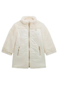 Giacca color crema con parte superiore in pelliccia sintetica e sezione inferiore trapuntata lucida; presenta una zip frontale e due tasche laterali con zip.