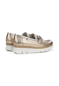Scarpe slip-on in bronzo metallico con pelle texturizzata, dettagli in argento a contrasto, suola intermedia simile al sughero e suola esterna in gomma bianca.