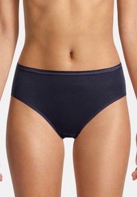 Mutante hipster di colore blu navy, realizzato in tessuto morbido, con una vita elastica e copertura completa sul retro. Senza motivi o dettagli visibili.