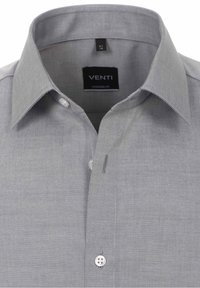 Šedá moderní košile s rozšířeným límcem, předními knoflíky a značkovou nálepkou "VENTI" uvnitř límce.