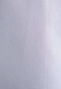 Ljusgrått textil med en slät, jämn yta och en subtil vävstruktur, lämplig för olika tillämpningar inom mode eller heminredning.