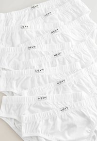 Hvide bomuldsunderbukser arrangeret i en stak, med sort "NEXT" branding på taljen, og elastiske kanter for fleksibilitet.