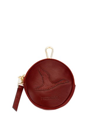 Monedero redondo de cuero marrón con diseño de pájaro cosido, cierre de cremallera, clip dorado y logo en relieve "Pikolinos" en el frente.