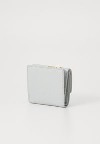 Portafoglio in pelle grigio chiaro con finitura texturizzata, design a pieghe e dettaglio della cerniera dorata, caratterizzato da una forma compatta.