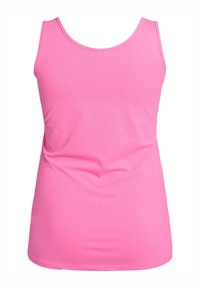 Rosa ärmelloses Tanktop aus leichtem Baumwollstoff, mit rundem Ausschnitt und glatter Textur ohne sichtbare Muster oder Designs.