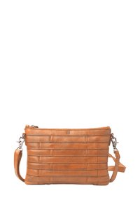 Tasche aus braunem Leder im Querformat mit strukturierter, horizontal gestreifter Optik. Ausgestattet mit einem Reißverschluss, einem abnehmbaren Schultergurt und silbernem Beschlag.