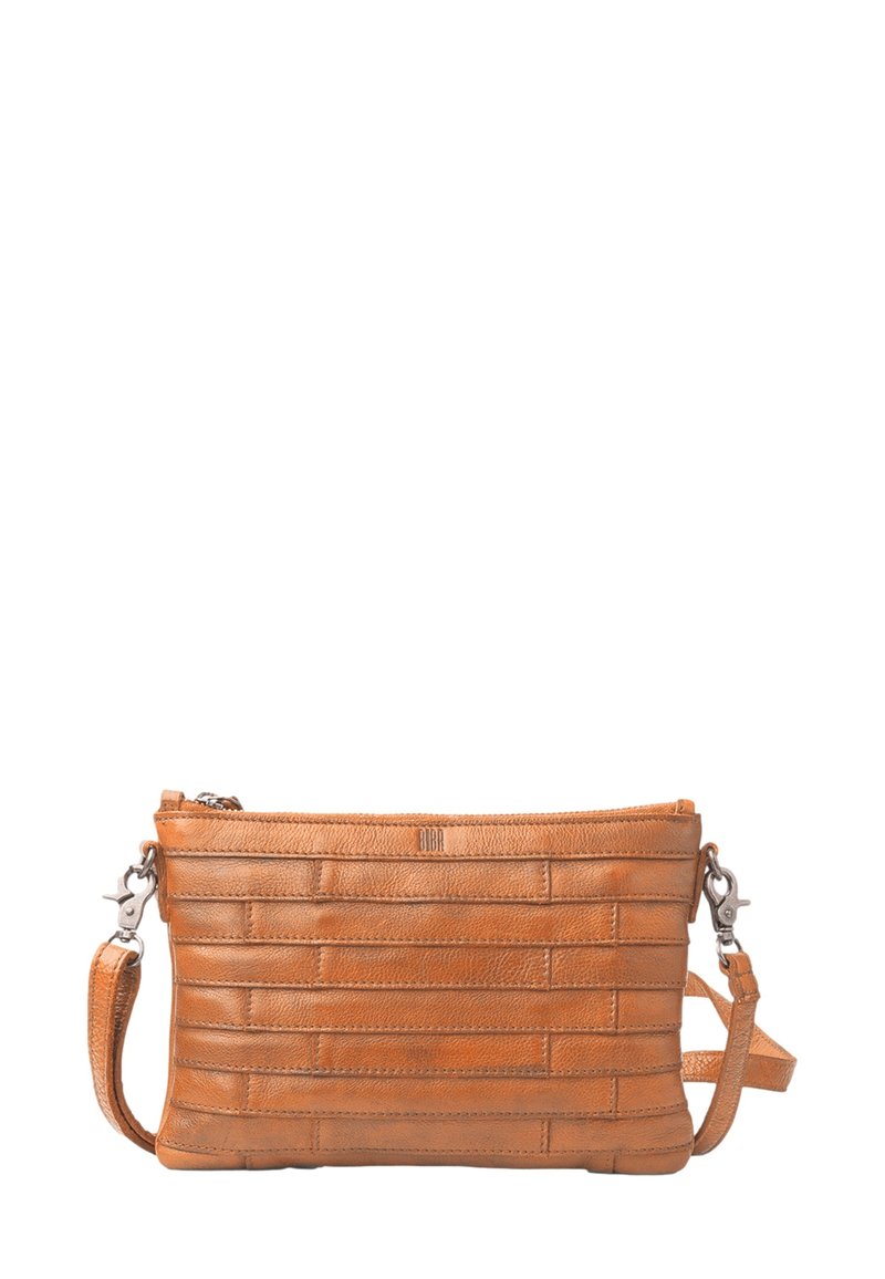 Tasche aus braunem Leder im Querformat mit strukturierter, horizontal gestreifter Optik. Ausgestattet mit einem Reißverschluss, einem abnehmbaren Schultergurt und silbernem Beschlag.