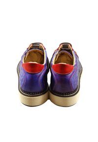 Scarpe in pelle viola con motivo testurizzato, accenti rossi sul tallone e suola color crema con scanalature orizzontali.