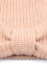 Rosa stickad tyg med ett strukturerat ribbmönster och metalltrådar. Har en tvinnad, kabelstickad detalj vid kanten.