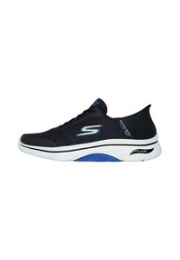 Zapatillas deportivas negras con parte superior de malla, entresuela blanca y acentos azules. Cuentan con una puntera redondeada y la marca "Arch Fit" en el lateral.