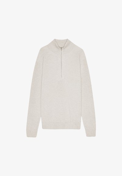 Jasnoszary sweter dzianinowy z kołnierzem na pół zamek, o ribbowanej fakturze, długimi rękawami i luźnym kroju, z bocznymi rozcięciami na dole.