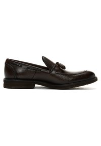 Mocassin à pampilles pour homme en cuir noir avec finition texturée et petit talon empilé, présenté de profil sur fond blanc.