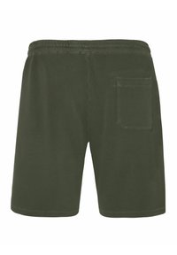 Shorts vert olive avec un tissu texturé, une taille élastique et une poche arrière unique avec une coupe légèrement diagonale.