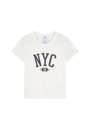 Camiseta blanca de algodón con el texto negro "NYC 1922" impreso en el frontal. Cuenta con mangas cortas y un escote redondo. Pequeño logo en la manga.