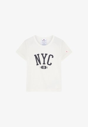 Camiseta blanca de algodón con el texto negro "NYC 1922" impreso en el frontal. Cuenta con mangas cortas y un escote redondo. Pequeño logo en la manga.