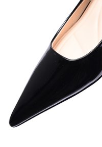 Scarpa nera in vernice con tacco alto, punta affusolata e finitura liscia e lucida. Design minimalista, senza hardware o motivi visibili.
