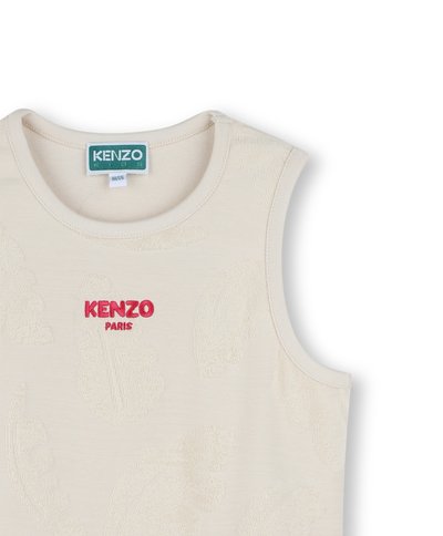 Chemise sans manches beige avec des motifs de feuilles texturés. Présente un col rond et un logo brodé "KENZO PARIS" en rouge. Fabriquée en tissu doux.