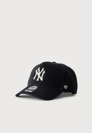 Casquette de baseball noire avec logo blanc "NY" sur le devant et "47" brodé sur le côté, placée sur un fond clair uni.