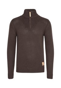 Dunkelbrauner, gestrickter Pullover mit hohem Kragen, halbem Reißverschluss, Rippendetails und einem kleinen Markenetikett an der unteren Seite.