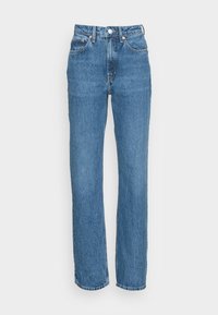 Vaqueros de denim azul claro con cintura alta, diseño de pierna recta, cinco bolsillos y cierre de botón metálico. Textura de tela y detalles de costura distintivos.