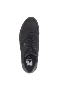 Zwarte sneaker met een glad leren bovenwerk, ronde neus en vetersluiting. Heeft een gestructureerde binnenvoering en een subtiele logodetail op de binnenzool.