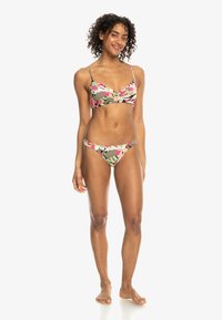 Bikini-set med ett blommönster i rosa och gröna nyanser. Toppen har tunna axelband och en knuten framsida; underdelarna är lågt skurna.