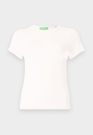 Biela krátka rukávová tričko vyrobené z mäkkej látky, s okrúhlym výstrihom a zelenou nášivkou na krku. Jednoduchý dizajn a priliehavý strih.