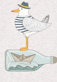 Cartoon meeuw in een gestreept shirt en groene hoed, staand op een fles met een papieren bootje binnenin en golven geïllustreerd in blauw.