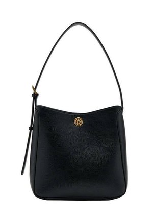 Bolso de hombro de cuero negro con forma curva, detalle de costura horizontal, herrajes circulares dorados y una correa ajustable única.