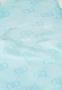 Tessuto blu chiaro translucido con una consistenza liscia, caratterizzato da un motivo grafico ripetuto di una sfumatura blu più scura.