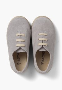 Chaussures en suède gris avec un bout rond, présentant des lacets beiges doux et une semelle de couleur naturelle. Design minimaliste sans motifs ni accents.