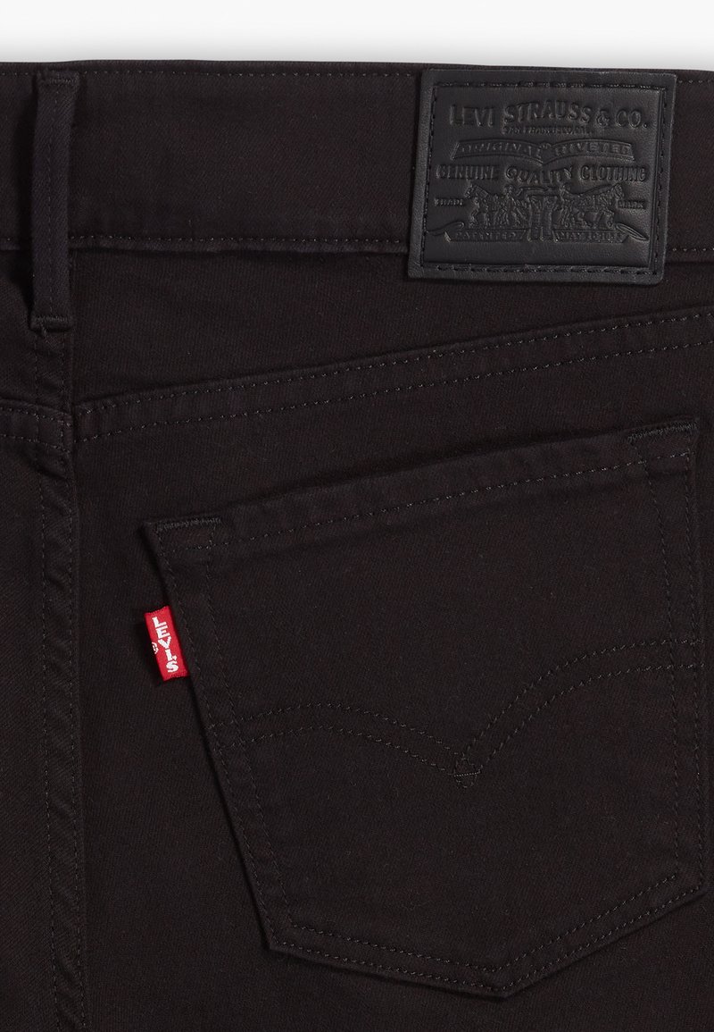Schwarze Denim-Jeans mit einem Lederlabel, rotem Levi's-Tab an der Tasche und dezenten Stickdetails auf der Gesäßtasche.