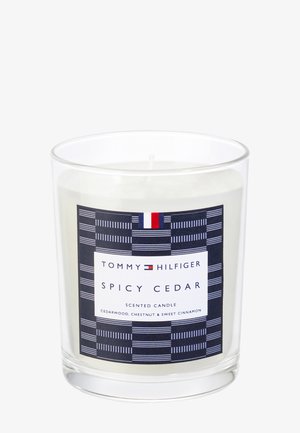 Tommy Hilfiger Fragrance HOME COLLECTION - SPICY CEDAR CANDLE - Bougie parfumée