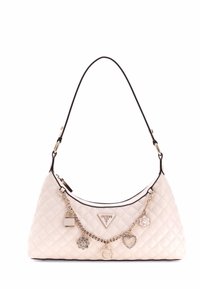 Borsa a tracolla beige trapuntata con dettagli in catena dorata, decorazioni con charm e una tracolla nera. Presenta un logo triangolare sul davanti.