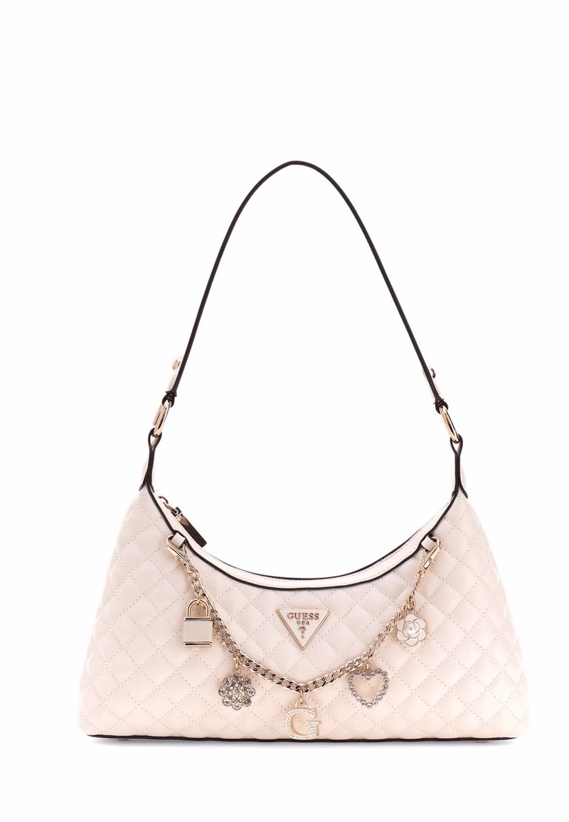Borsa a tracolla beige trapuntata con dettagli in catena dorata, decorazioni con charm e una tracolla nera. Presenta un logo triangolare sul davanti.