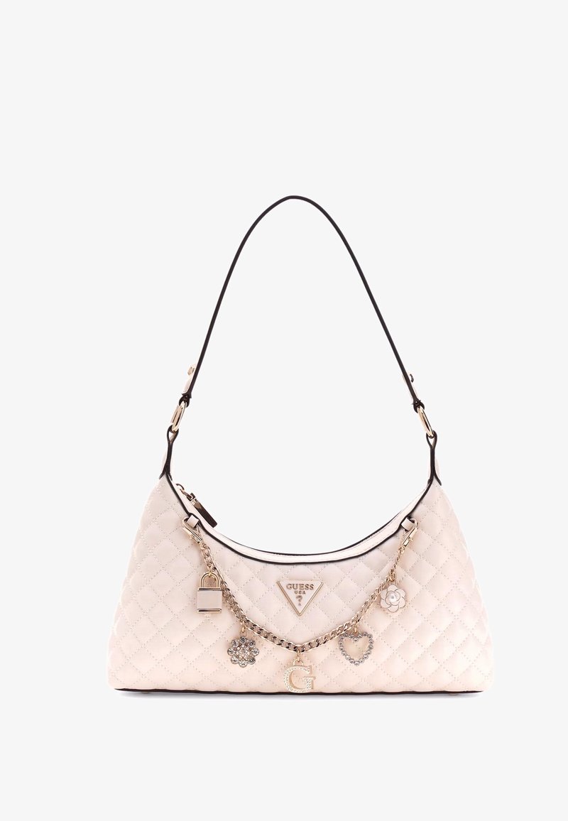 Borsa a tracolla beige trapuntata con dettagli in catena dorata, decorazioni con charm e una tracolla nera. Presenta un logo triangolare sul davanti.