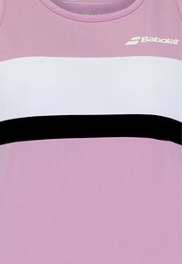 Top smanicato rosa con righe orizzontali bianche e nere e logo Babolat bianco sul petto.