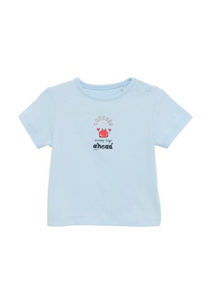 Hellblaues T-Shirt mit kurzen Ärmeln aus Baumwolle, mit einer Krebsillustration und dem Text "sonnige Tage voraus" in Schwarz. Zwei Druckknöpfe an der Schulter.