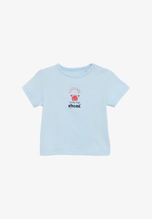 Lichtblauwe T-shirt met korte mouwen van katoen, met een krabillustratie en de tekst "zonnige dagen in het vooruitzicht" in zwart. Twee drukknoopjes op de schouder.