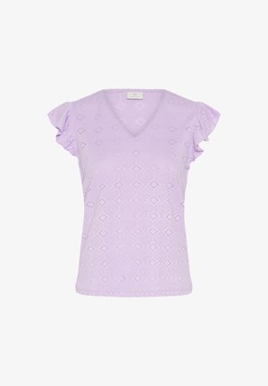 Blusa lila de manga corta con escote en V, mangas con volantes y un patrón texturizado de diamantes y círculos en toda la tela.