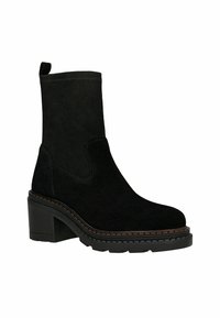 Czarne zamszowe botki na kostkę z masywnym obcasem, elastycznymi panelami po bokach i pętlą do ściągania. Posiadają trwałą gumową podeszwę oraz kontrastowe przeszycia.