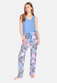Top sin mangas de color azul claro combinado con pantalones de pijama que presentan un colorido patrón floral en rosa, azul y negro. Tela suave, corte holgado.