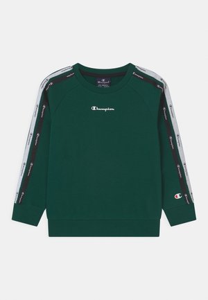 Felpa verde con colletto a girocollo e maniche raglan. Presenta strisce laterali nere, grigie e bordeaux con loghi "Champion". Materiale in cotone morbido.
