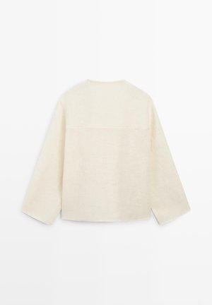 Crèmekleurig shirt met lange mouwen, brede mouwen en een rechte zoom, van achteren getoond op een effen witte achtergrond.