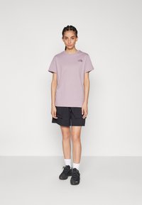 The North Face BOX RELAXED TEE - Marškinėliai su spaudiniu - purple chalk/midnight mauve