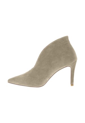 Beige Wildleder-High-Heel-Stiefelette mit spitzem Zeh und schlanker Silhouette. Der Absatz ist schmal und etwa drei Zoll hoch.