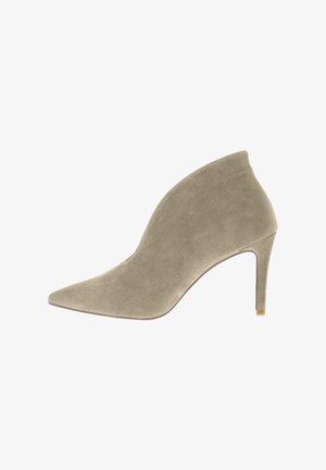 Beige Wildleder-High-Heel-Stiefelette mit spitzem Zeh und schlanker Silhouette. Der Absatz ist schmal und etwa drei Zoll hoch.
